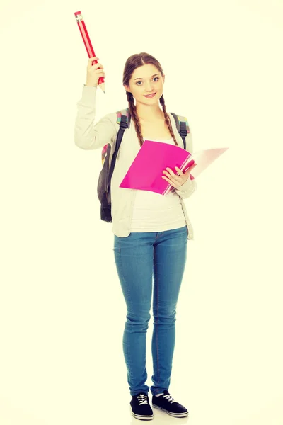 Glückliche Studentin mit großem Bleistift. — Stockfoto