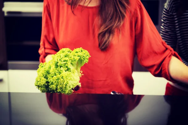 Femme dans la cuisine préparant de la nourriture . — Photo