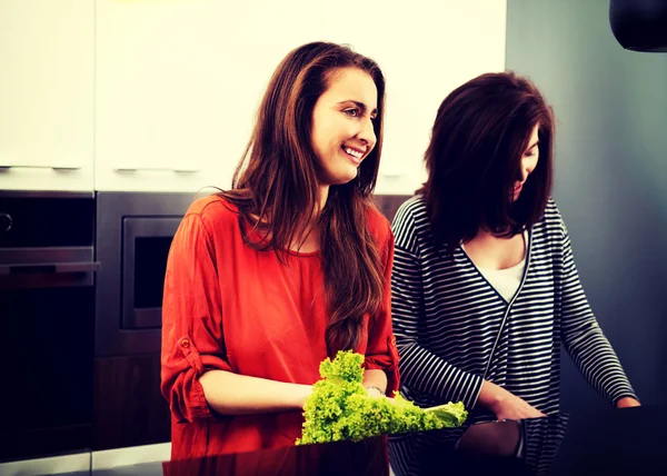 Sisters cooking meal together. — Stock Photo, Image