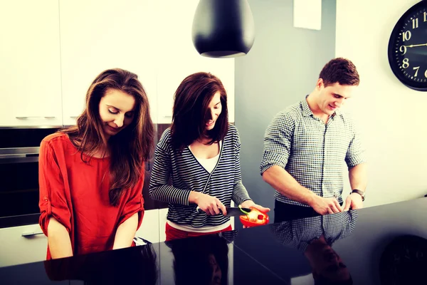 Brother and sisters cooking meal together. — Stock Photo, Image