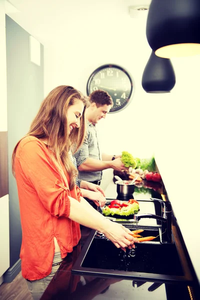 Brother and sisters cooking meal together. — Stock Photo, Image
