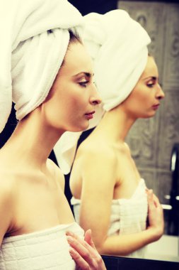 doğal güzel kadın banyoda.