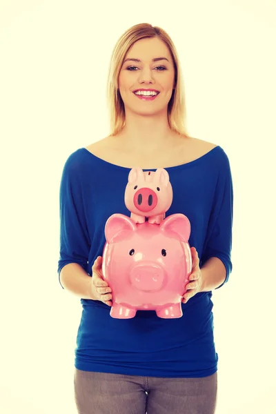 Mujer feliz sosteniendo dos orillas . — Foto de Stock