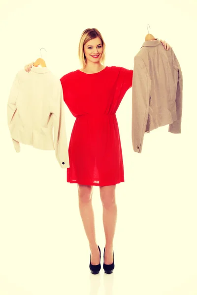 Mulher decidindo o que vestir . — Fotografia de Stock