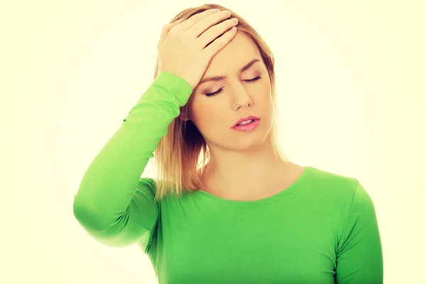 Mujer con dolor de cabeza tocándose la cabeza . — Foto de Stock