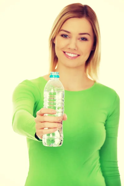 Mujer sosteniendo una botella de agua. — Foto de Stock