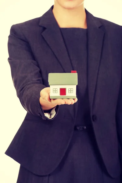 Zakenvrouw holding model huis. — Stockfoto