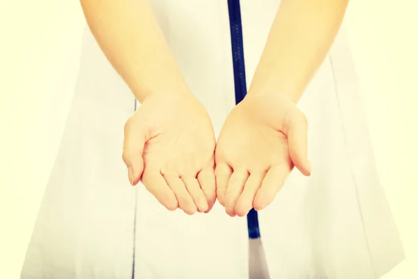 Médico médico mujer con las manos abiertas . — Foto de Stock