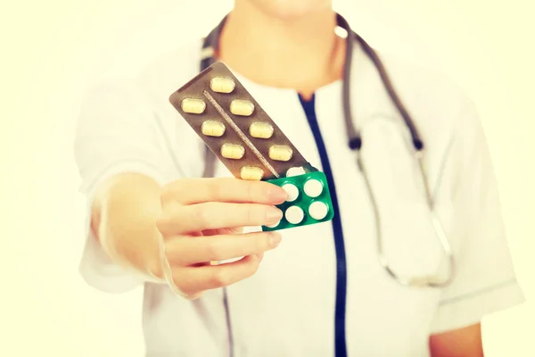 Kvinnlig läkare håller piller. — Stockfoto
