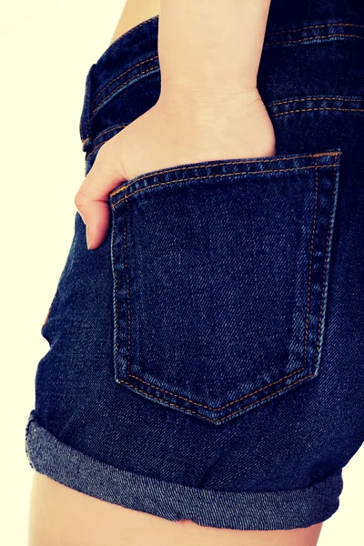 Kvinnans tillbaka i jeansshorts. — Stockfoto