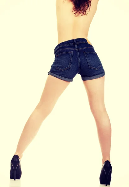 Shirtless woman in jeans shorts. — Stock Photo, Image