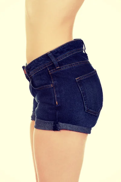 Sexig kvinna i jeans shorts. — Stockfoto