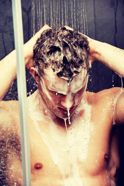 Knappe man zich wassen met zeep. — Stockfoto