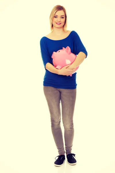 Mujer feliz sosteniendo a Piggybank . — Foto de Stock