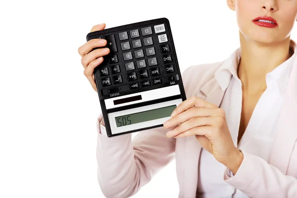 Inquiet femme d'affaires montre sos sur la calculatrice — Photo