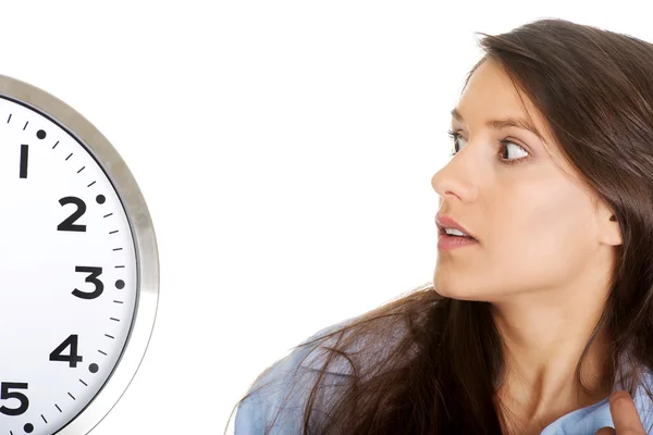 Morgenfrau im großen Hemd hält Uhr. — Stockfoto