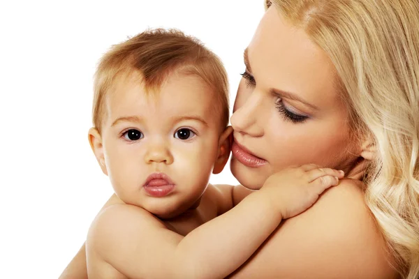 Jovem mãe com seu bebê adorável — Fotografia de Stock