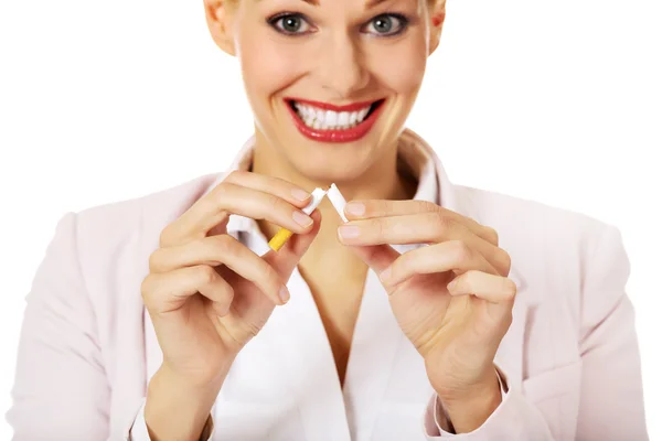 Biznes kobieta łamanie papierosa uśmiech — Zdjęcie stockowe