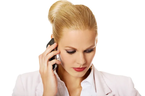 Mujer de negocios seria hablando a través de un teléfono móvil —  Fotos de Stock