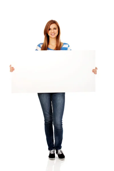 Glückliche Teenager-Frau mit leerer Plakatwand — Stockfoto