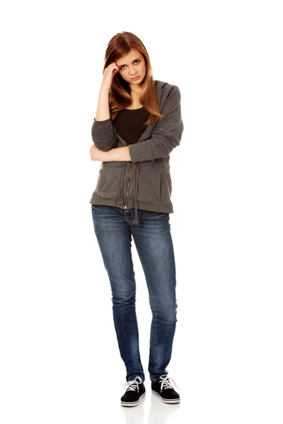 Bezorgd tiener vrouw met gevouwen armen — Stockfoto