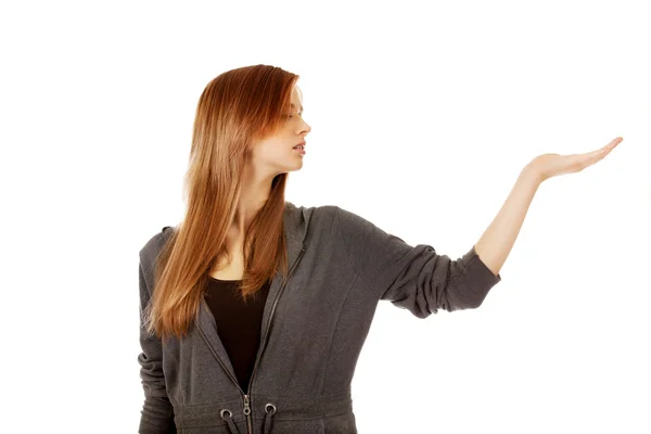 Mulher adolescente apresentando algo na palma da mão aberta — Fotografia de Stock