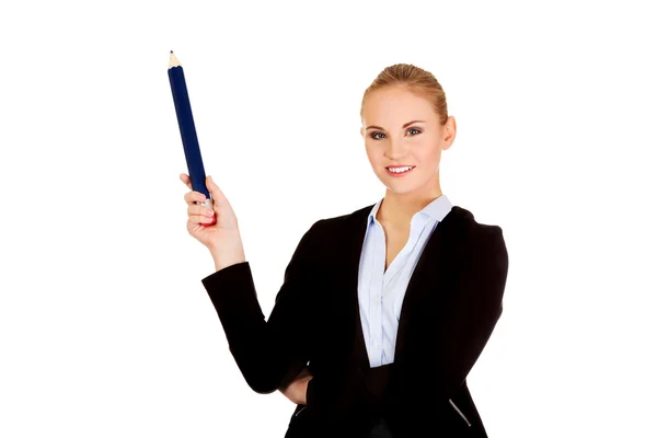 Femme d'affaires pointant pour copyspace ou quelque chose avec un énorme stylo — Photo
