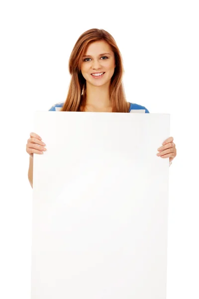 Ευτυχισμένη έφηβη με λευκή πινακίδα. — Φωτογραφία Αρχείου