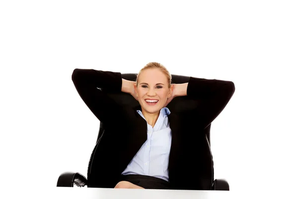 Mulher de negócios feliz relaxando no escritório — Fotografia de Stock