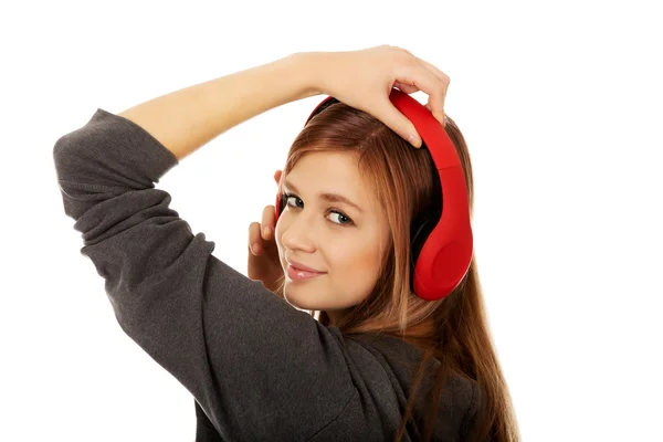 10 代の女性が音楽を聴く — ストック写真