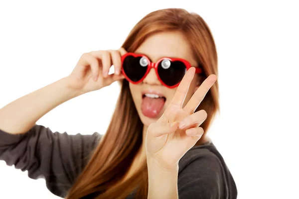 Jovem adolescente usando óculos de sol — Fotografia de Stock
