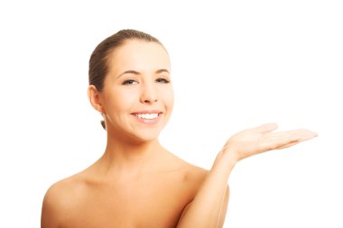 Alanı gösterilen açık el ile çıplak kadın