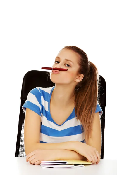 Divertida adolescente haciendo bigote desde la pluma — Foto de Stock