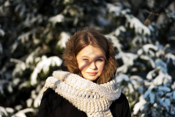 Jovem mulher ao ar livre no inverno — Fotografia de Stock