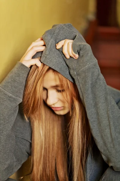 Adolescente mujer deprimida sentada en las escaleras —  Fotos de Stock