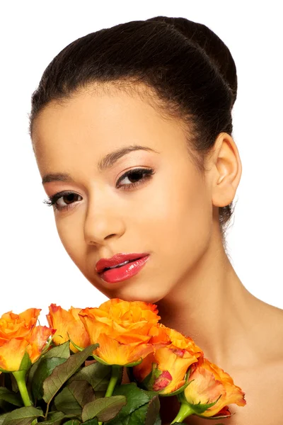 Beleza mulher africana com rosas . — Fotografia de Stock