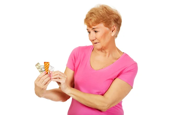 Mujer mayor sosteniendo pocos comprimidos paquete —  Fotos de Stock