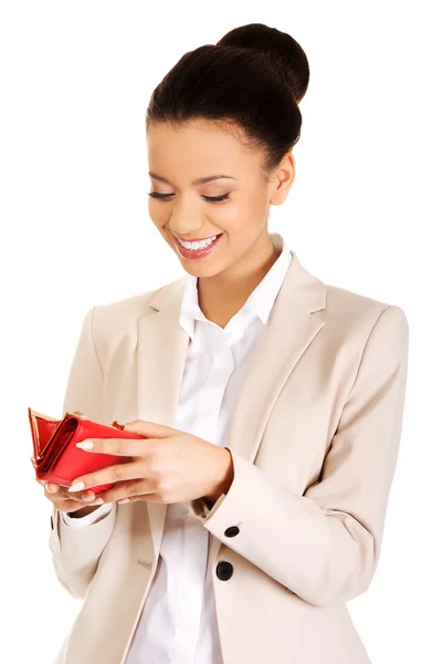 Zufriedene Geschäftsfrau mit Geldbörse. — Stockfoto
