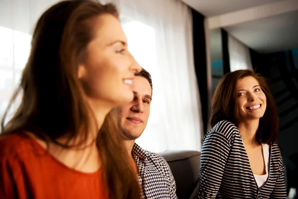 Zussen en broer ontspannen thuis. — Stockfoto