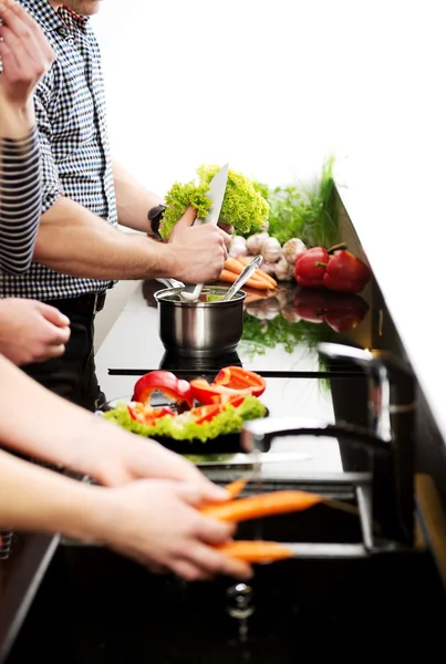 Hermano y hermanas cocinando juntos . —  Fotos de Stock