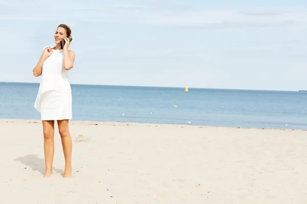 Fiatal elegáns gyönyörű nő beszél a telefonon, a strandon — Stock Fotó