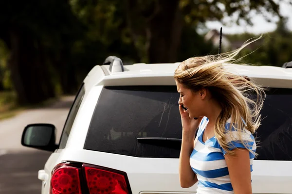 Young woman calling for help — Stock Photo, Image