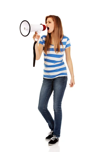 Mulher adolescente gritando através de megafone — Fotografia de Stock
