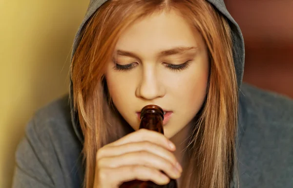 Tinédzser nő sört iszik és cigarettázik — Stock Fotó