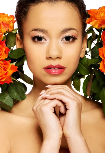 Beleza mulher africana com rosas . — Fotografia de Stock
