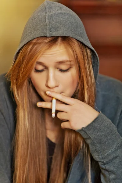 Teenage vrouw zitten op stairscase en roken sigaretten — Stockfoto