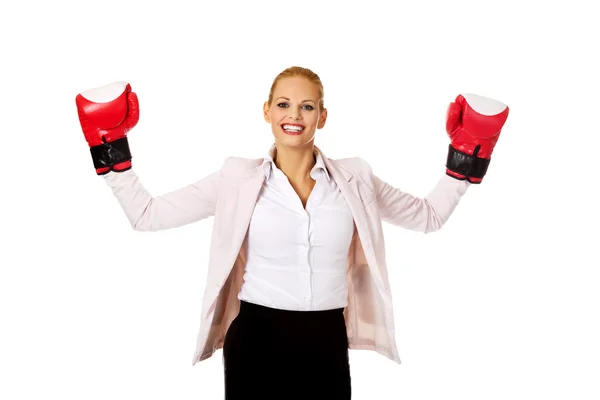 Zakenvrouw in rode bokshandschoenen — Stockfoto
