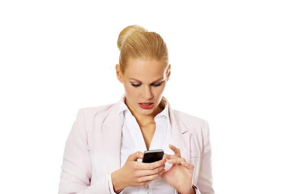 Joven mujer de negocios usando un teléfono móvil — Foto de Stock