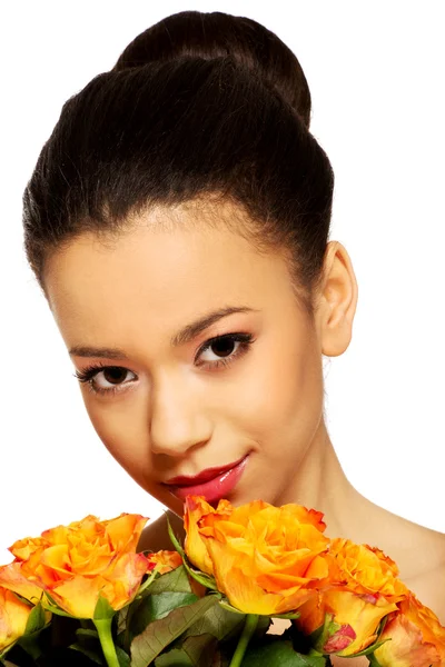 Beleza mulher africana com rosas . — Fotografia de Stock