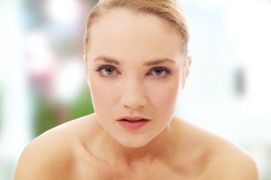 güzel genç kadın.